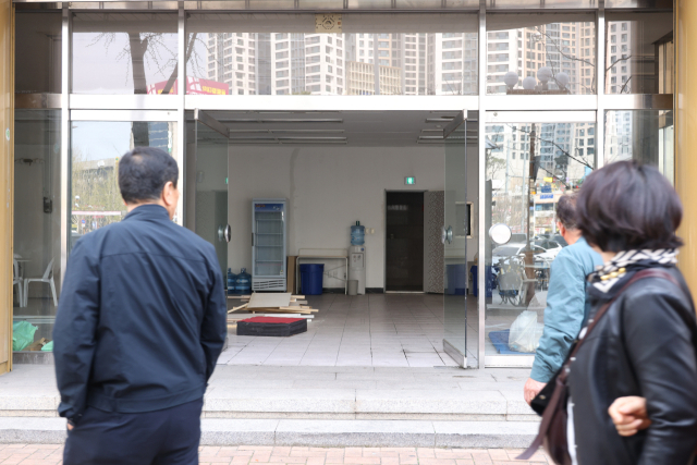 29일 대구 달서구 두류네거리를 지나는 시민들이 공사 중인 김부겸 전 총리의 대구시장 선거사무소를 구경하며 발걸음을 옮기고 있다. 김 전 총리는 해당 건물 3개 층을 사용할 것으로 전해졌다. 연합뉴스