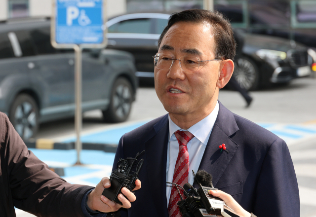 주호영 국회부의장이 27일 서울 양천구 서울남부지방법원에서 자신을 6·3 지방선거 공천에서 배제(컷오프)한 국민의힘 공천관리위원회 결정 효력을 정지해 달라며 낸 가처분 신청 심문에 출석하며 취재진 질문에 답하고 있다. 연합뉴스