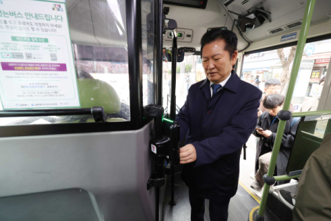 정청래, 지하철·버스 타고 출근…