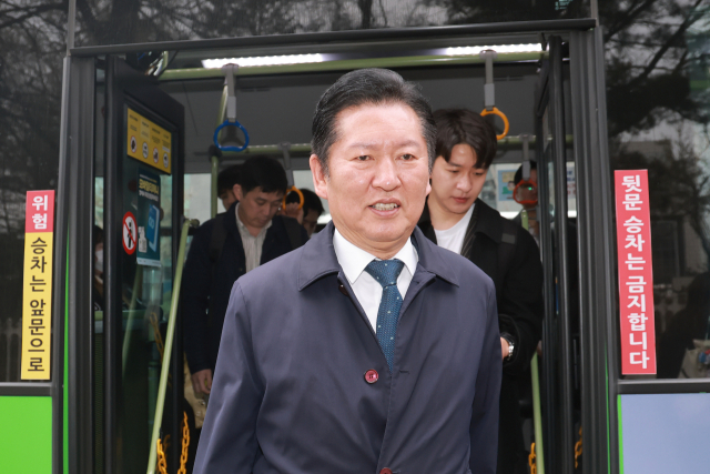 더불어민주당 정청래 대표가 30일 국회 인근 버스정류장에 정차한 버스에서 내리고 있다. 연합뉴스