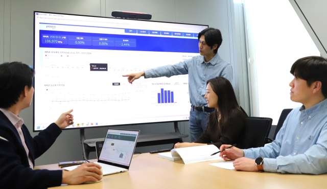 포스코이앤씨 직원들이 회사가 AI를 기반으로 새롭게 구성한 레미콘 현황을 살피고 있다. 포스코이앤씨 제공