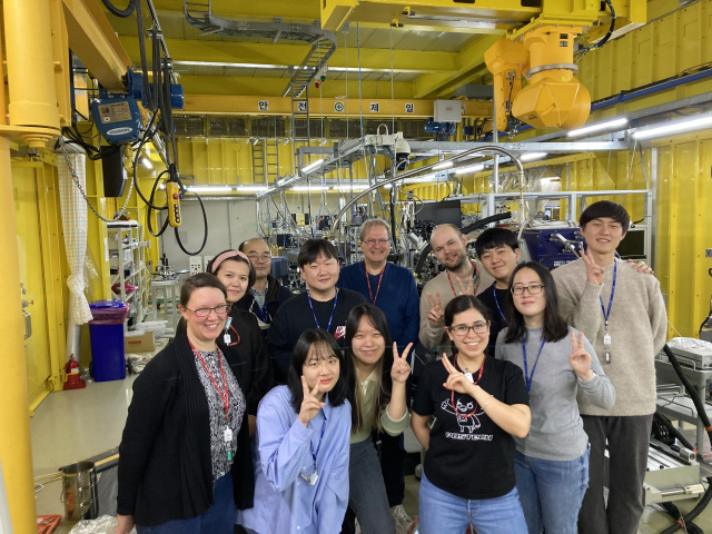 물의 가장 깊은 비밀로 꼽히는 임계점 온도를10년 연구 끝에 규명한 포스텍 등 국내외 연구팀. 포스텍 제공