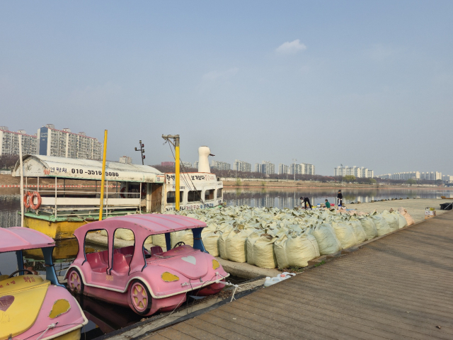 '벚꽃 명소' 동촌유원지에 철거 잔해 방치…행락객 눈살