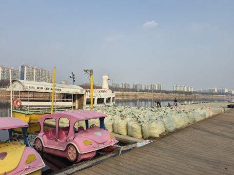 벚꽃 절정인데… 동촌유원지 선착장 '토사 포대·데크 잔해' 방치