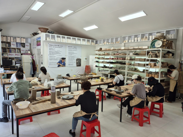 지난해 열린 시민교육에 참가한 학생들이 도자기 만들기 체험을 하고 있다. 영주시 제공