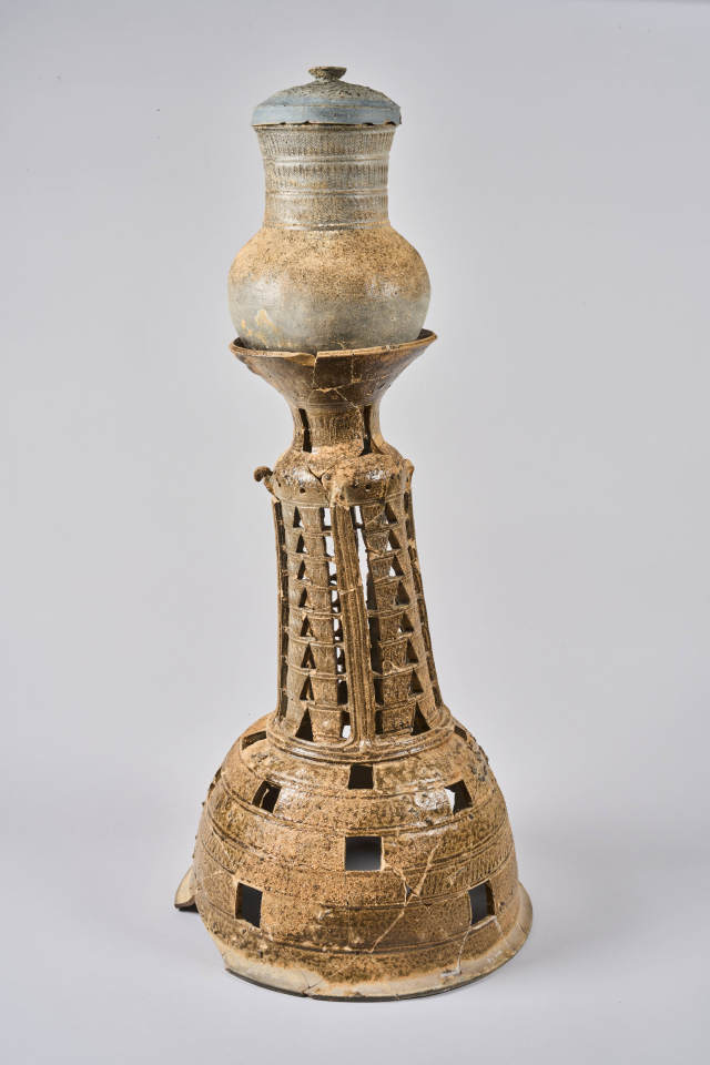 원통모양 그릇받침(통형기대)과 목긴 항아리(장경호). 대가야박물관 제공.