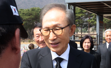 13년 만에 입 연 이명박 