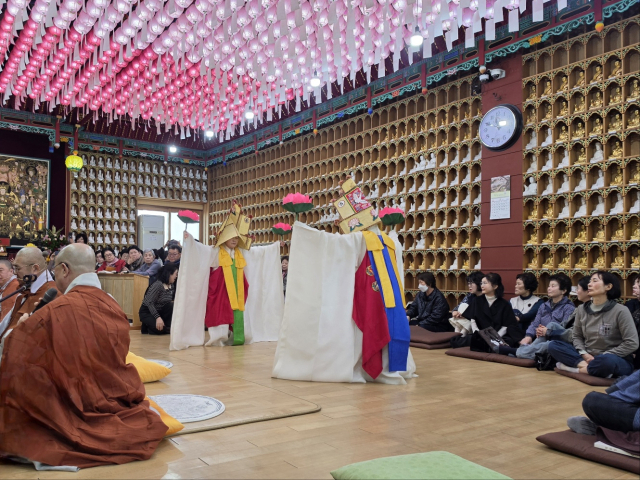 지난 28일 대구 남구 이천동 관오사 법당에서 장생탄광 수몰자 천도재와 대만 잠수사 49재가 열렸다. 장생탄광희생자귀향추진단 제공
