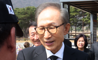 13년 만에 입 연 이명박 