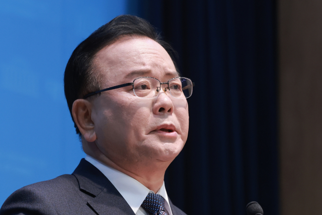 김부겸 전 국무총리가 30일 국회 소통관에서 대구시장 출마를 선언하고 있다. 연합뉴스