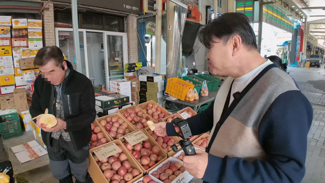 영주 365시장을 방문한 유튜버 한기웅 씨가 시장 상인들과 대화를 나누고 있다. 영주세무서 제공