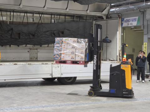 운전자 없는 지게차가 과일상자 운반…대구 도매시장 '스마트 물류' 시연