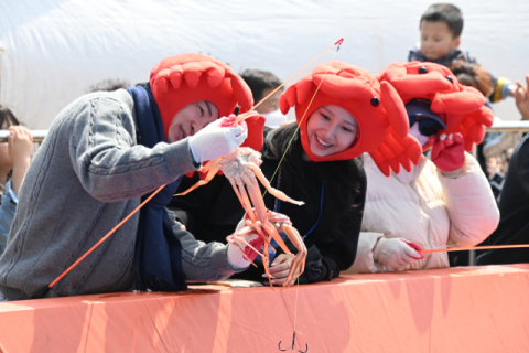 경북 영덕대게축제장 올해도 8만명 넘는 관광객 몰려…전국 최고 맛 축제 명성 확인