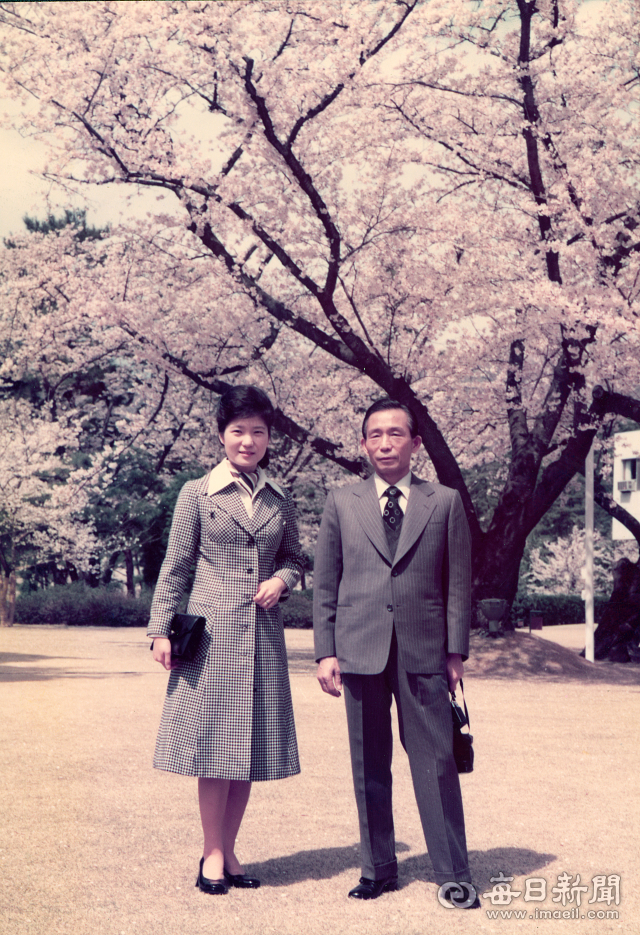 1970년대 청와대에서 박정희 대통령(오른쪽)과 영애 박근혜 양. 매일신문DB