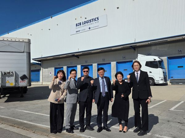부산항만공사 송상근 사장과 관계자들이 바르셀로나 B2B 물류센터 앞에서 현장 점검을 마친 뒤 기념촬영을 하고 있다. [사진=부산항만공사]