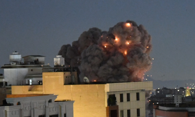 29일(현지시간) 이란 테헤란에서 미군과 이스라엘의 공습으로 건물들 사이로 연기가 치솟고 있다. 이번 공격으로 테헤란과 인접한 알보르즈주 일부 지역에서 정전이 발생했다고 현지 매체가 보도했다. 신화 연합뉴스