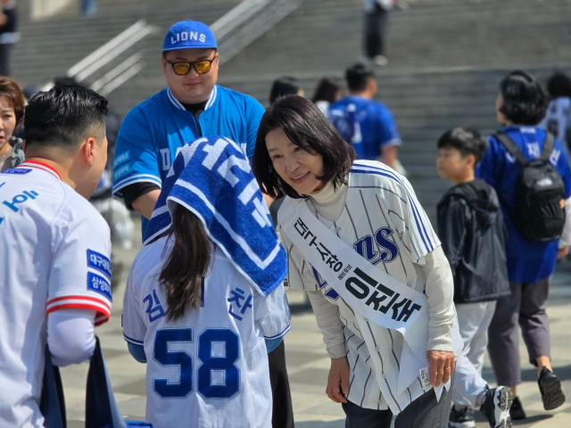 이진숙 대구시장 예비후보가 삼성라이온즈파크 주변에서 시민들에게 인사를 하고 있다. 페이스북 캡쳐