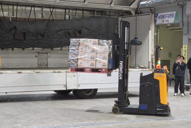 무인 지게차+자율주행로봇…대구 도매시장 '스마트 물류' 시연