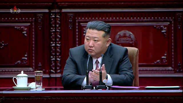 북한은 지난 22일 평양에서 최고인민회의 제15기 제1차 회의를 열고 김정은을 국무위원장으로 재추대하고 조용원을 최고인민회의 의장으로 선출했다고 조선중앙TV가 23일 보도했다. 연합뉴스