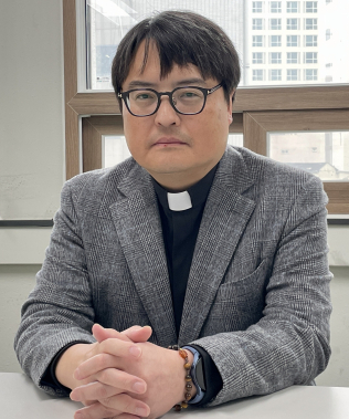 국내 유일 '물리학자 신부' 김도현 대구가톨릭대 교수 