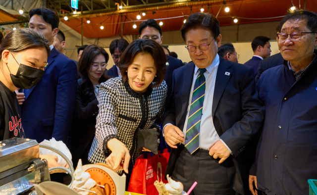 제주 동문시장 찾은 李, 김 여사에 
