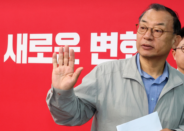 국민의힘 이정현 공천관리위원장이 31일 서울 영등포구 여의도 중앙당사에서 50만 이상 도시 경선 결과 발표를 마친 뒤 유승민 전 의원의 불출마 의사를 존중한다며 추가 질의를 받지 않고 회견장을 나서고 있다. 연합뉴스