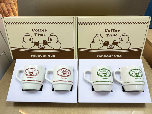 시는 출생신고 가정에 실용적인 타월 세트를, 혼인신고 부부에게는 김해시의 상징 토더기 디자인을 넣은 머그컵 세트를 증정하고 있다. 김해시 제공↓