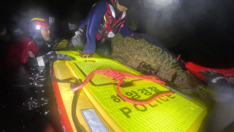 울진해경, 바다 추락 낚시객 구조