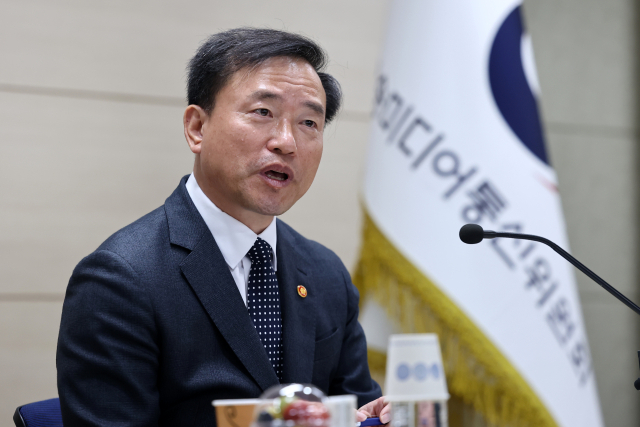 김종철 방송미디어통신위원장이 취임 100일 기자 간담회를 갖고 있다. 연합뉴스