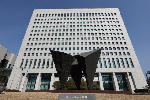 올 10월 공소청과 중대범죄수사청(중수청) 신설을 위한 법안의 국회 입법 절차가 지난 21일 더불어민주당 주도로 완료됐다. 이로써 정부조직법 개정에 따라 역사 속으로 사라지는 검찰청을 대신해 기소와 중대범죄 수사를 각각 따로 맡는 새 형사사법 기구에 대한 법적 근거가 마련됐다. 사진은 23일 서울 서초구 대검찰청. 연합뉴스