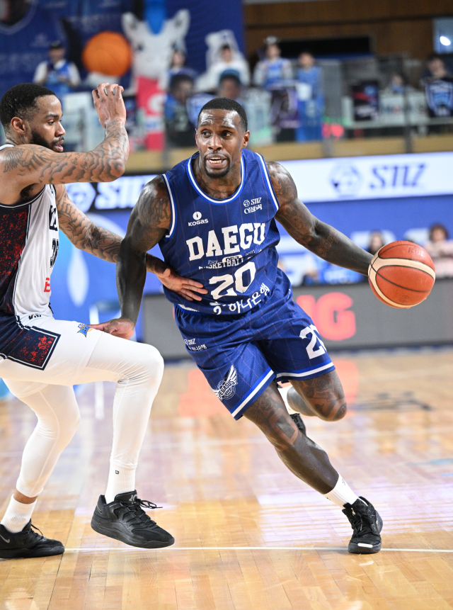 프로농구 대구 한국가스공사 페가수스의 라건아가 지난 29일 부산 KCC 이지스와의 홈경기에서 드리블로 돌파를 시도하고 있다. KBL 제공