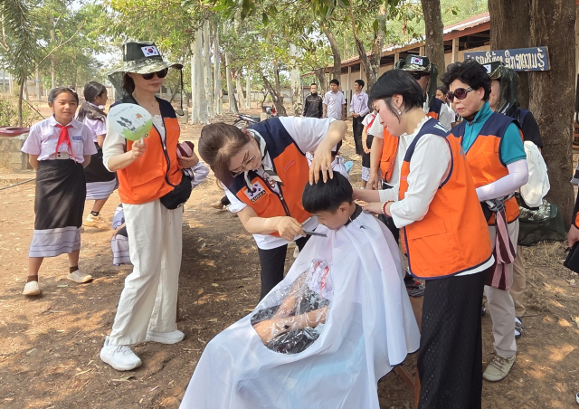 봉사단체인 경북 아미회는 3워러 26일부터 30일까지 라오스 사이솜분주 솜분후아씨앙 중고등학교를 찾아 첫 해외 봉사할동을 폈다. 아미회 제공