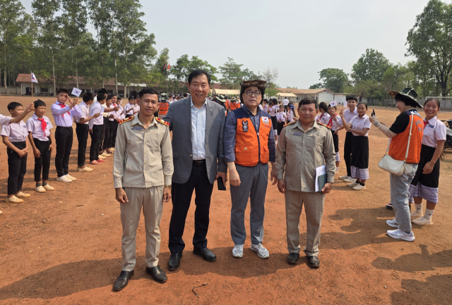 봉사단체인 경북 아미회는 3워러 26일부터 30일까지 라오스 사이솜분주 솜분후아씨앙 중고등학교를 찾아 첫 해외 봉사할동을 폈다. 아미회 제공