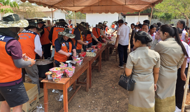 봉사단체인 경북 아미회는 3워러 26일부터 30일까지 라오스 사이솜분주 솜분후아씨앙 중고등학교를 찾아 첫 해외 봉사할동을 폈다. 아미회 제공