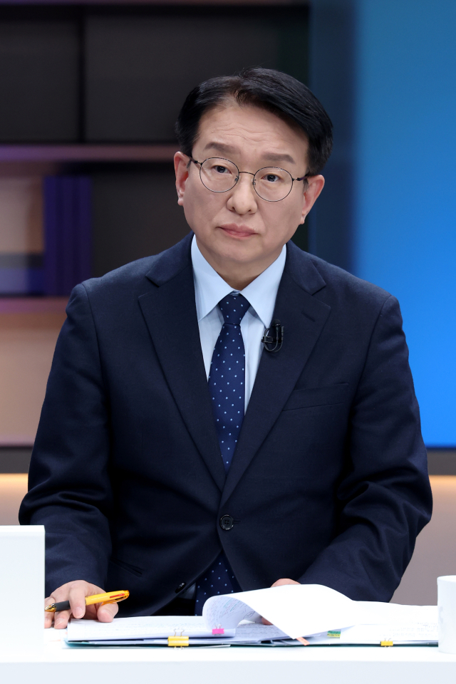 19일 서울 마포구 JTBC에서 열린 더불어민주당 경기도지사 예비경선 합동토론회에 참석한 권칠승 예비후보가 토론 시작을 기다리고 있다. 연합뉴스