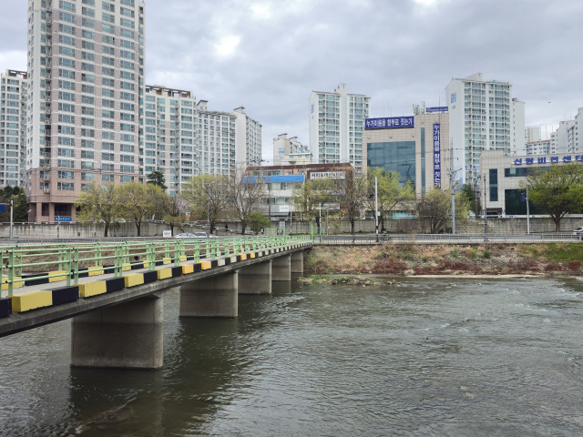 31일 오전 신원 미상의 여성 시신이 든 캐리어가 발견된 대구 북구 칠성동 잠수교. 김지효 기자