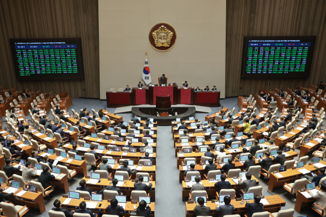 31일 국회에서 열린 3월 임시국회 제3차 본회의에서 전북특별자치도 설치 및 글로벌생명경제도시 조성을 위한 특별법 일부개정법률안(대안)이 통과되고 있다. 연합뉴스