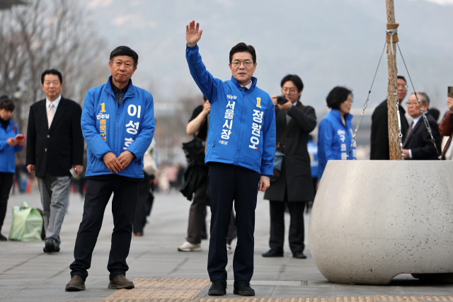 더불어민주당 서울시장 예비경선 투표 마지막 날인 24일 서울 광화문광장에서 정원오 예비후보가 시민들을 향해 인사하고 있다. 연합뉴스