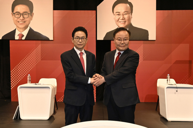 30일 오후 대구 TBC에서 열린 국민의힘 경상북도지사 후보 경선 1차 비전 토론회에서 이철우 후보와 김재원 후보가 토론에 앞서 기념촬영을 하고 있다. 김영진 기자 kyjmaeil@imaeil.com