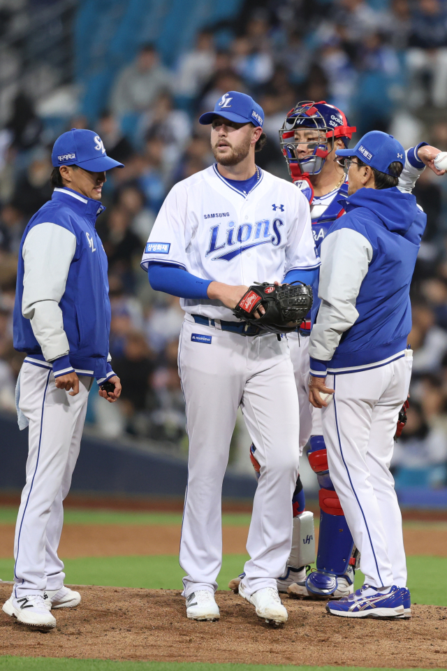 삼성 라이온즈의 잭 오러클린이 31일 대구 삼성라이온즈파크에서 열린 프로야구 두산 베어스와의 경기 4회초 1대4로 점수 차가 벌어진 뒤 마운드를 내려가고 있다. 삼성 제공