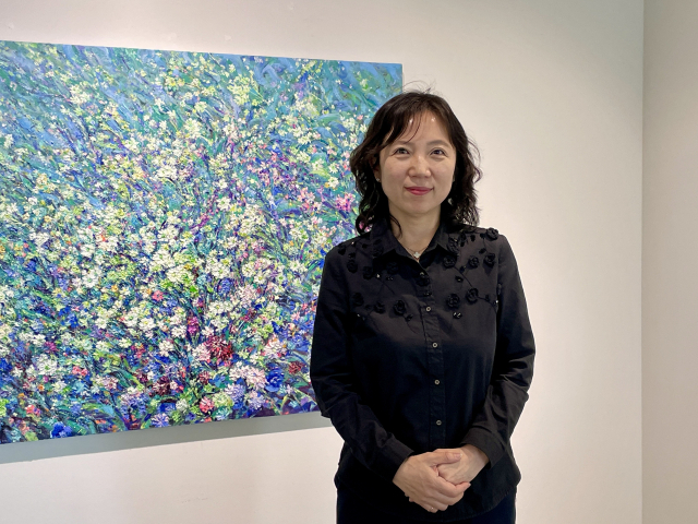 [전시속으로] 캔버스 위 활짝 핀 꽃잎의 향연…강정주 개인전 '봄을 담은 향기'