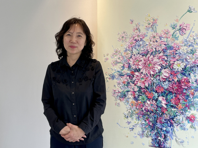 전시 작품 앞에 선 강정주 작가. 이연정 기자