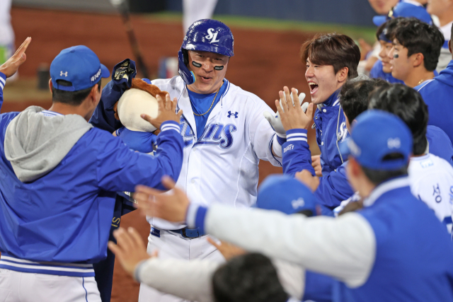 삼성 라이온즈의 최형우가 31일 대구에서 열린 두산 베어스와의 경기 7회말 솔로 홈런을 친 뒤 덕아웃으로 들어오자 동료들이 반겨주고 있다. 삼성 제공