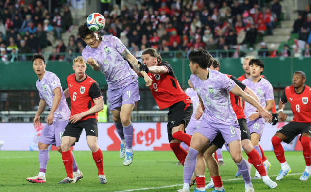 한국의 김민재가 1일 오스트리아 빈 에른스트 하펠 스타디움에서 열린 오스트리아와의 평가전 도중 상대 문전에서 헤더를 시도하고 있다. 연합뉴스