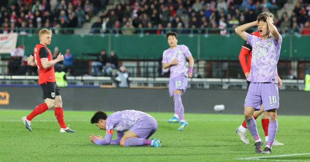 한국의 손흥민(가운데)이 1일 오스트리아 빈 에른스트 하펠 스타디움에서 열린 오스트리아의 평가전 도중 득점에 실패하자 이재성(10번)과 함께 아쉬워하고 있다. 연합뉴스