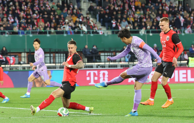 한국의 손흥민이 1일 오스트리아 빈 에른스트 하펠 스타디움에서 열린 오스트리아와의 평가전 도중 왼발슛을 날리고 있다. 연합뉴스