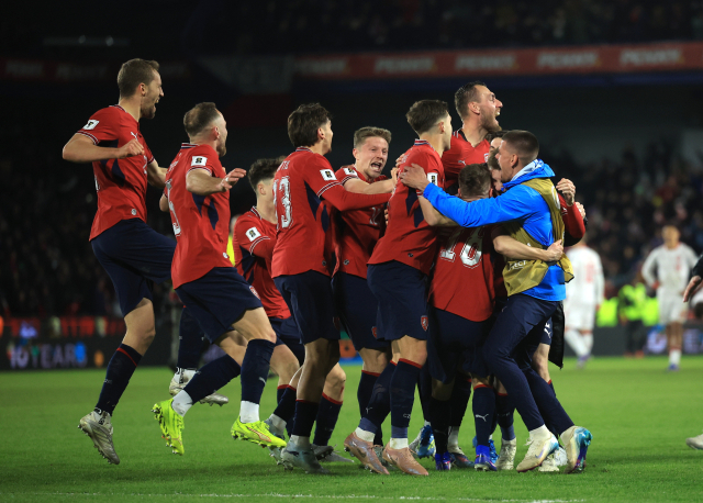 1일(한국시간) 체코 프라하에서 열린 체코와 덴마크의 2026 북중미 월드컵 유럽 플레이오프 경기 결승에서 승리한 체코 축구 선수들이 기쁨을 나누고 있다. EPA연합뉴스