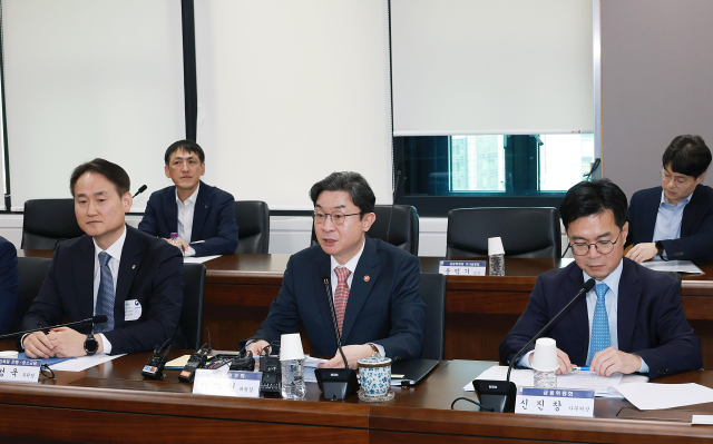 이억원 금융위원장이 1일 오전 서울 종로구 정부서울청사에서 재정경제부, 국토교통부, 행정안전부, 국세청, 한국은행, 금융감독원 등 관계기관과 업권별 협회, 5대 시중은행 등이 참석한 가운데 관계부처 합동으로 개최한 가계부채 점검회의를 개최했다. 금융위