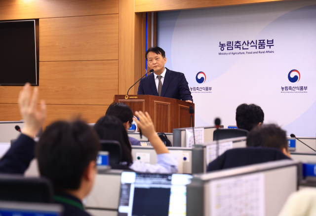 농림축산식품부는 1일 국회 의원회관에서 열린 당정협의회에서 2026년 농림해양수산 분야 추가경정예산안과 농협 개혁 방안, 농지 전수조사 추진 계획을 논의했다. 사진은 전날 정부세종청사에서 진행한 백브리핑.