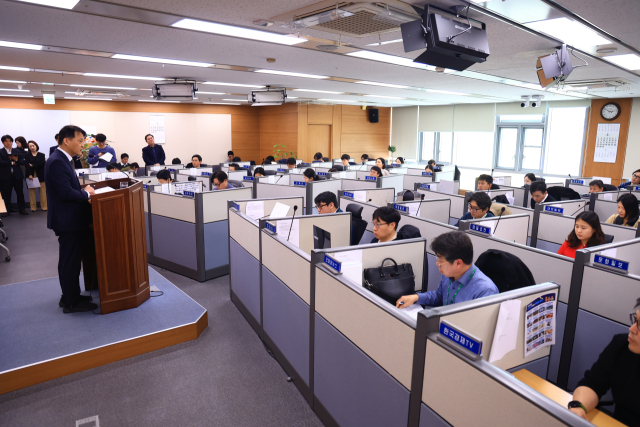 농림축산식품부는 1일 국회 의원회관에서 열린 당정협의회에서 2026년 농림해양수산 분야 추가경정예산안과 농협 개혁 방안, 농지 전수조사 추진 계획을 논의했다. 사진은 전날 정부세종청사에서 진행한 백브리핑.